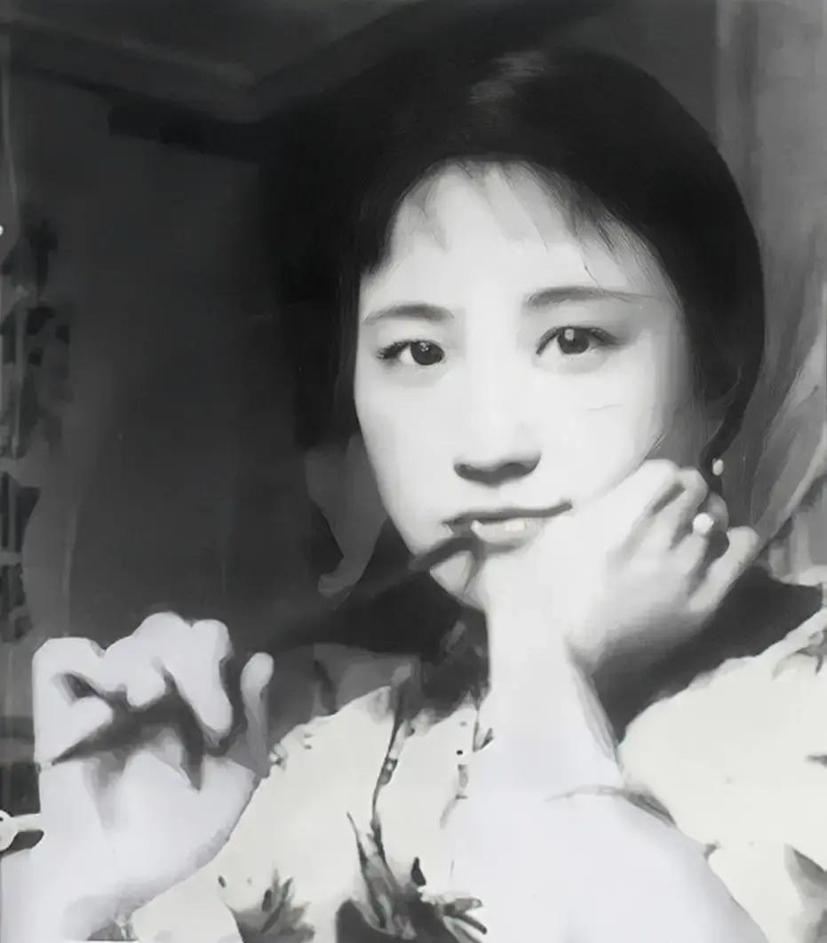 1956年，陈毅只说了一句话，就让53岁穷困潦倒的陆小曼重新拿起画笔。

195