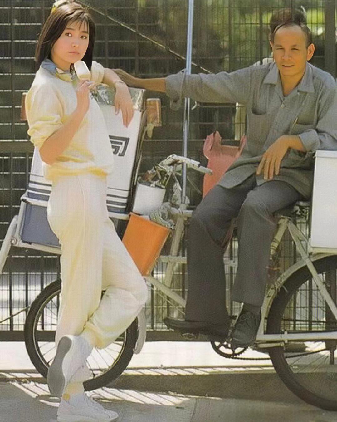 这张老照片捕捉到了少女时期林青霞随性松弛的瞬间。画面里的她身着浅色系休闲运动套装