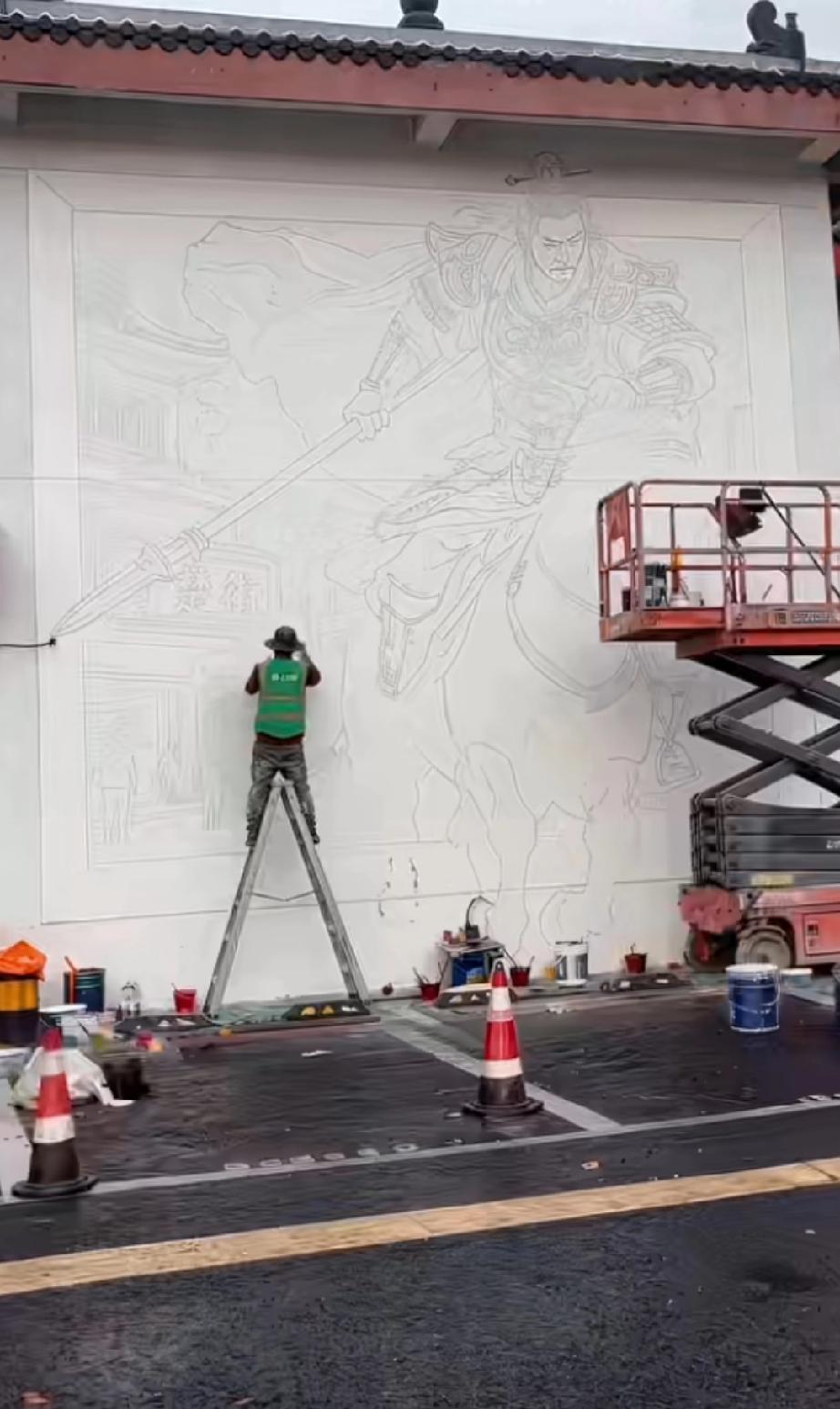 博主在宿迁画何润东的项羽，效果惊人！

有网友说压头了，其实是故意这么设计的吧，