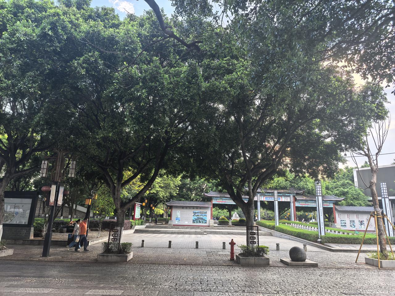 记录我的2026 2026年，我来到了云南的县城。漫步在古色古香的街道，脚下的石