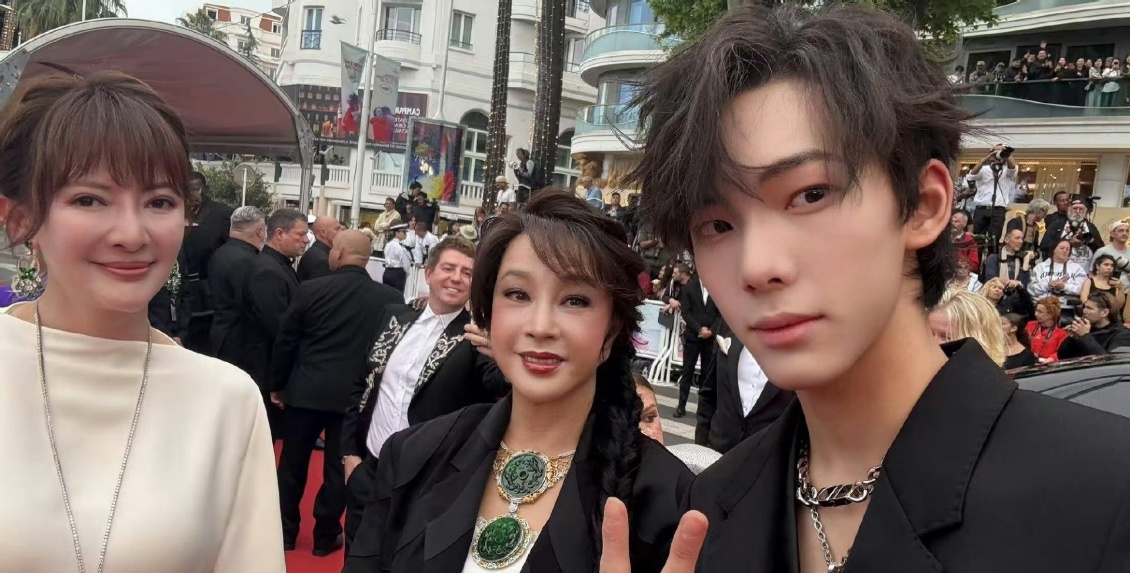 石鸿燊是谁 石鸿燊晒了与刘晓庆的合照，据说这个弟弟才15岁，和刘晓庆年龄相差60