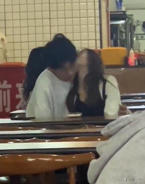 4月2日，又一对？曝某大学食堂有情侣做不雅行为，女生无视路人，表情享受

网络上