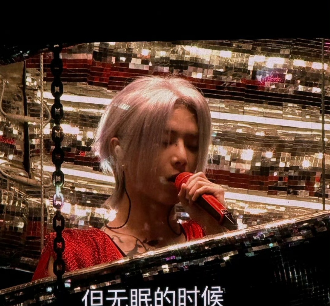 华晨宇唱到蚕蛹没憋住笑 这是什么糖分超标的神仙舞台！华晨宇一本正经演唱时突然唱到
