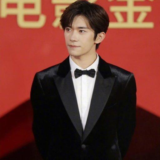 估计不仅女人喜欢，男人更喜欢，根本不缺女朋友或者男朋友。不过他就是谈，也偷偷的谈