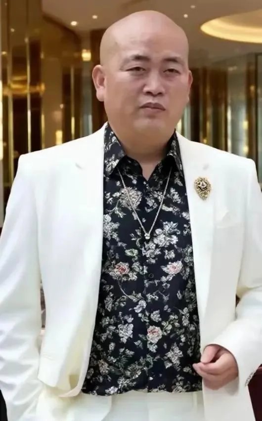 释永信穿着便装的一张留影，白西装配花衬衫不认识的人谁能想到他竟然是一名和尚。 