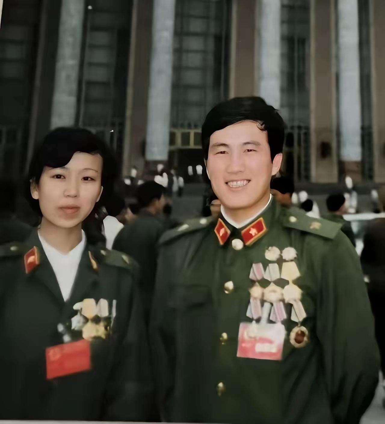 我和钟惠玲一起出席全军英模代表大会。1987年，我和被称为“战地女神”的老山一等