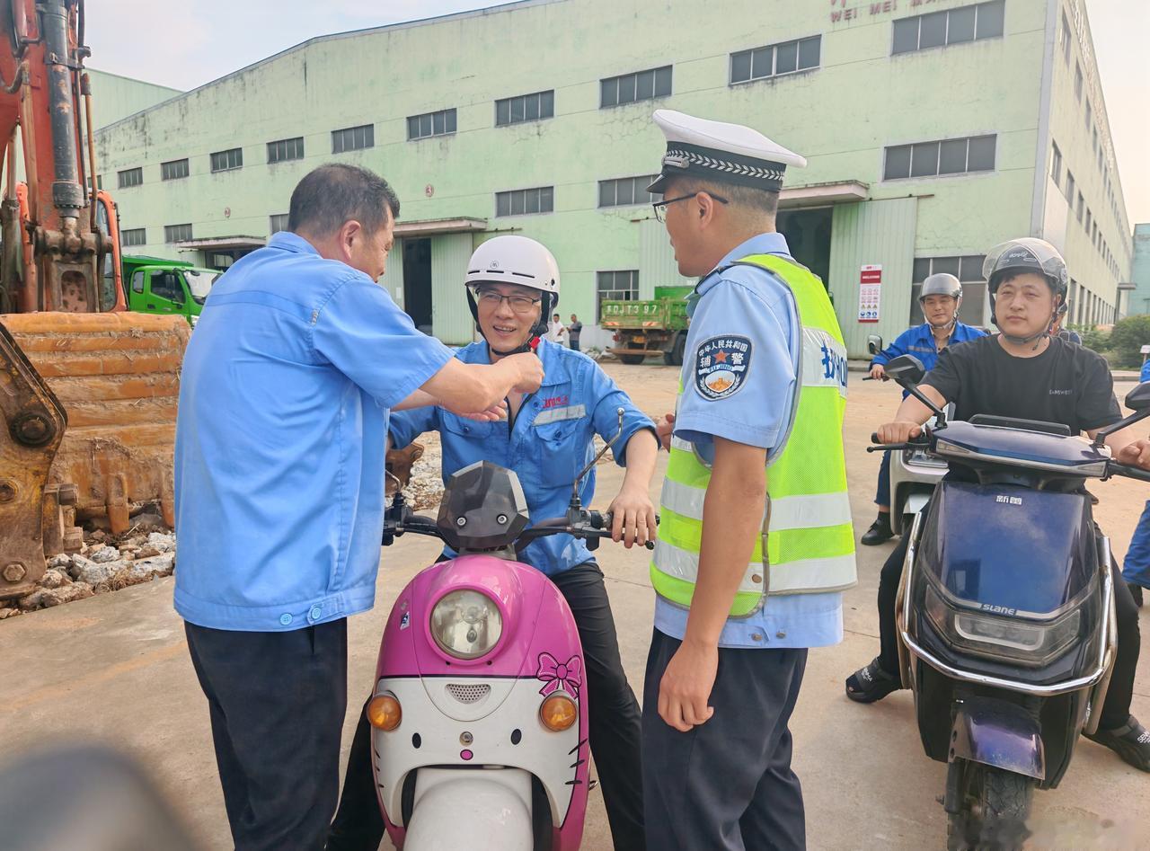 【警企联动筑防线 共享头盔护平安】7月1日，溧阳交管大队戴埠中队走进戴埠江南烘缸
