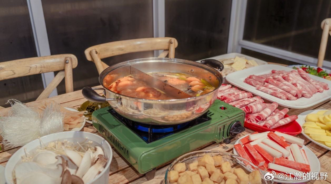 财通证券首予锅圈“买入”评级，为啥锅圈被机构看好？财通证券发布研报称，首次覆盖，