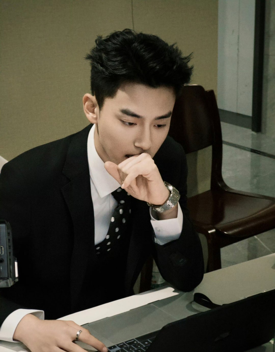 有港回信赵华为看似不在意实则心里爽翻 心情不好的时候看到赵华为这张帅脸就什么都明