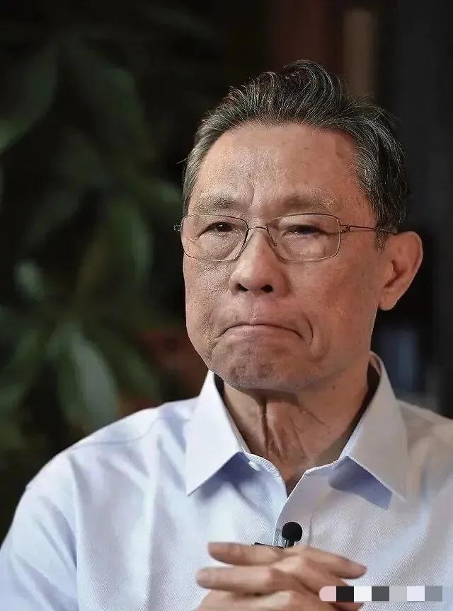 老钟最近又呼吁大家打第二代新冠疫苗。
让人感到幸运的是这次国家没有强制要求。
是