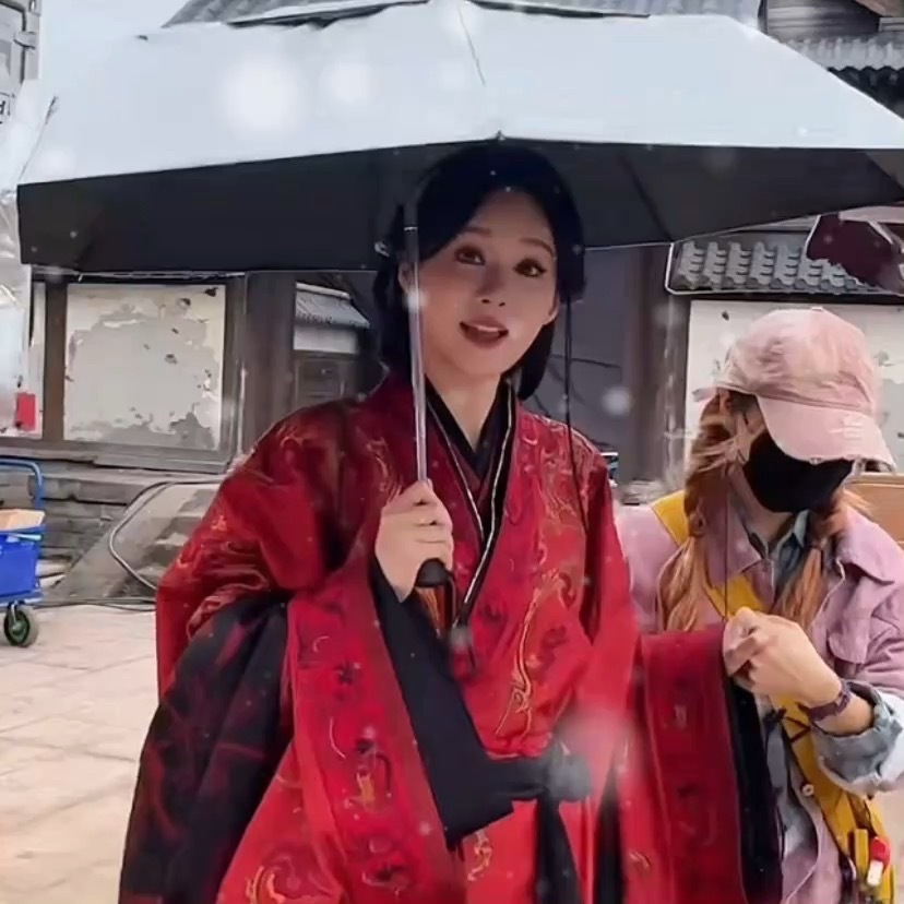 真的被郑合惠子这次《将门毒后》的妆造狠狠惊艳到了！温婉又自带故事感，和以往的甜妹