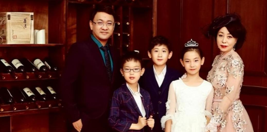 50岁富婆冒死为小19岁丈夫生下三胞胎，这段不被看好的姐弟恋当年轰动全城。如今1