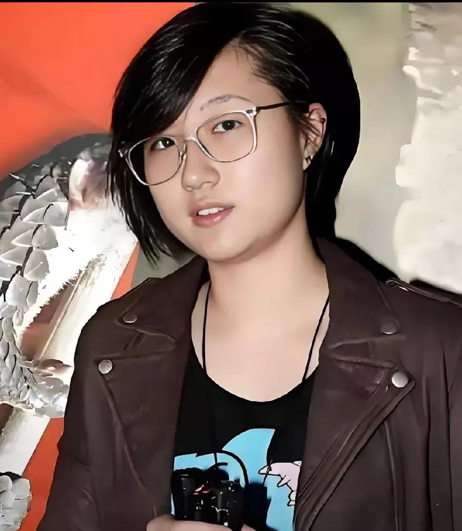 吴卓林这身衣服，这个头型，其实挺好的，眼睛里有灵气，眉宇间有英气，气质里有精神气