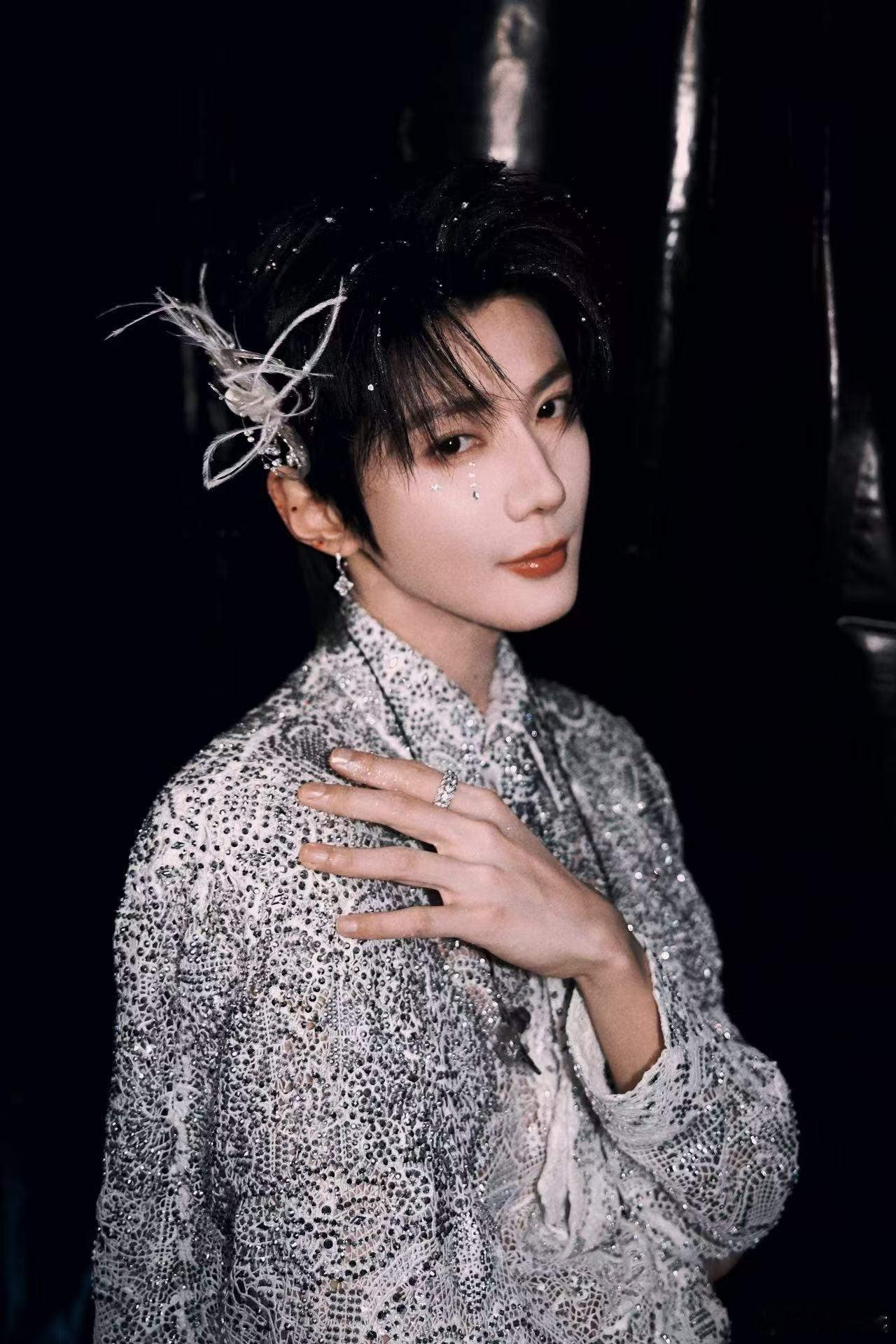 郝熠然To my fondest 最温柔的偏执是你眼底的光 照亮我所有未知To 