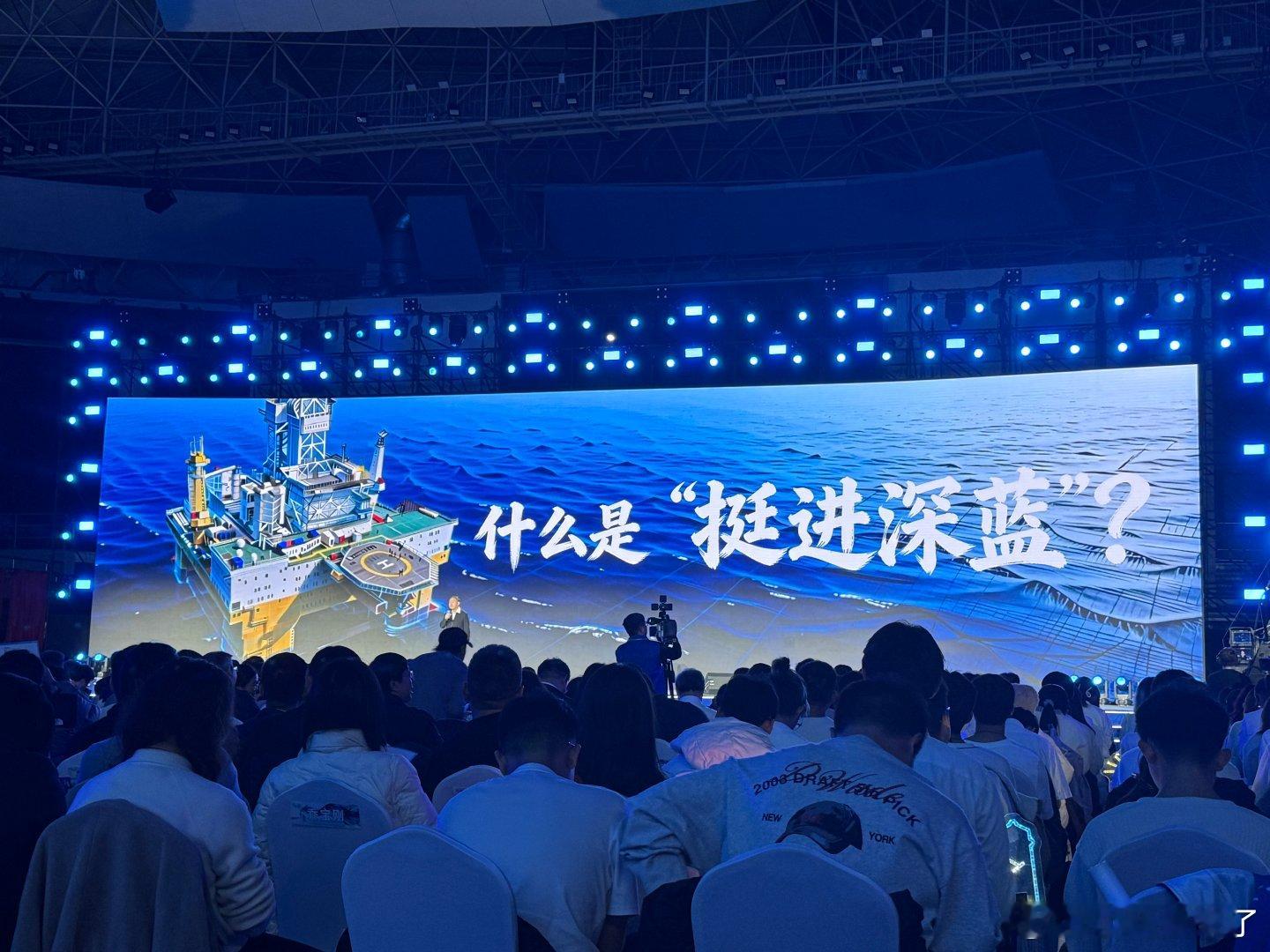 蓝色筑梦向海图强这堂课是一场精神洗礼。一代代海大人耕海踏浪的坚守，诠释了何为把论