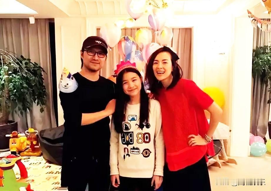 汪峰女儿小苹果恋情曝光！海边拥吻神秘富豪 网友：星二代恋爱观太敢了
 
汪峰长女