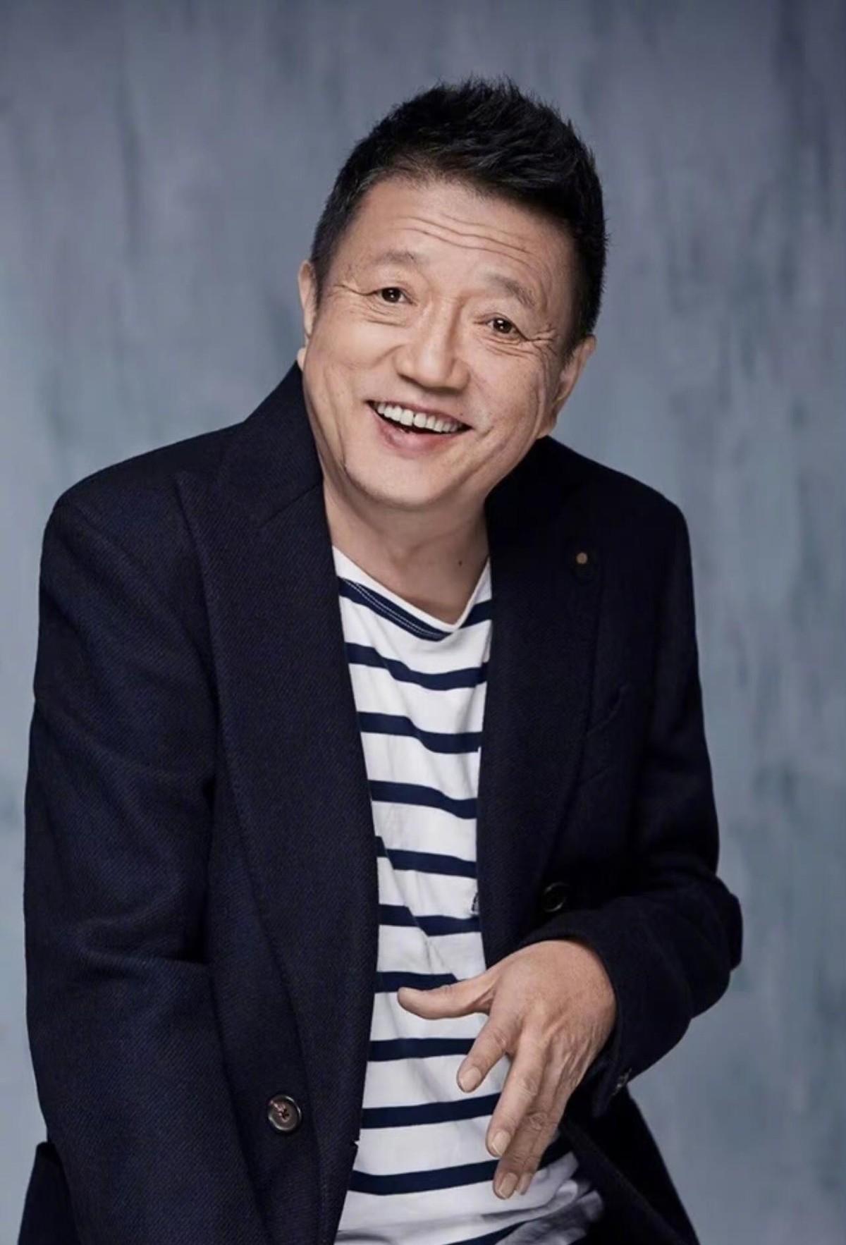秦焰走了，72岁，没上热搜头条，却让无数观众心里咯噔一下。
很多人压根叫不出他的