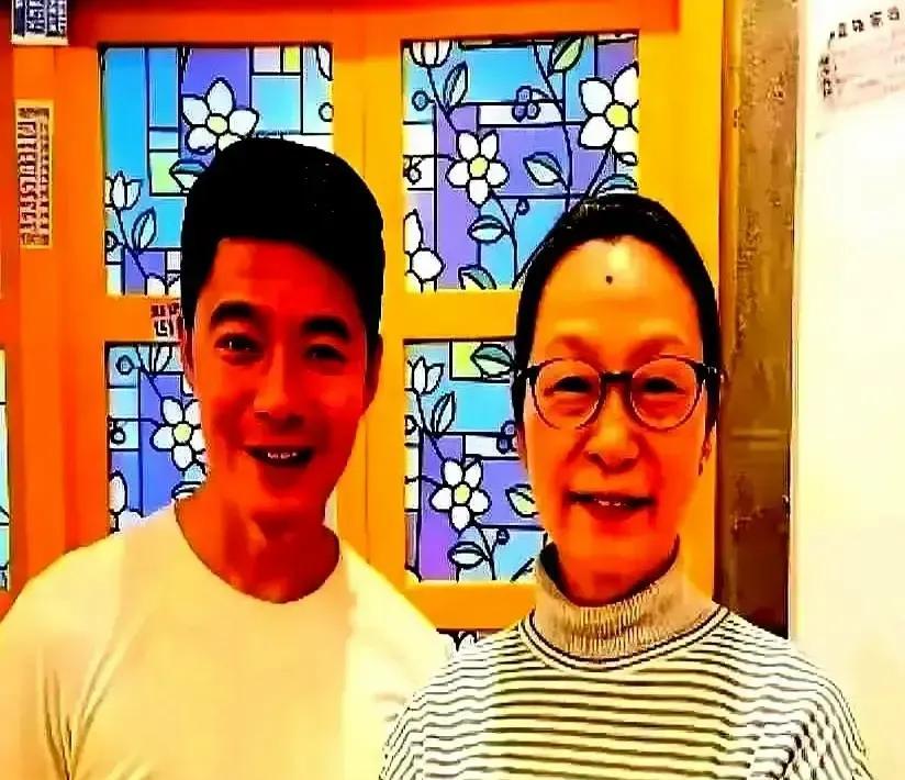 去年，每10个热搜里，就有3个明星“新闻”是AI捏造的。
奚美娟和巍子老师那张“