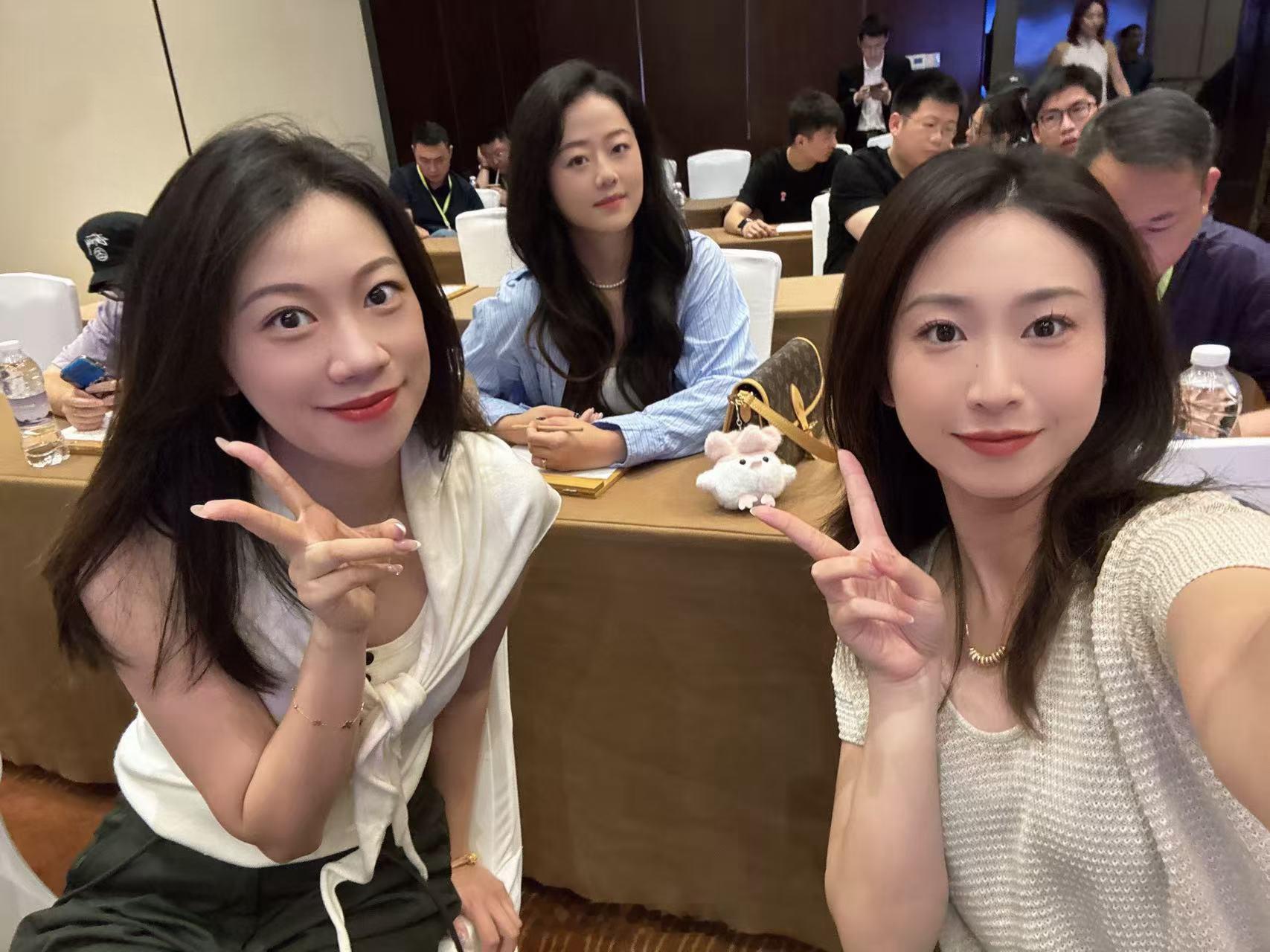 和姐妹们一起上早八了～像极了全班最后排那几个交头接耳的hhhhh ​​​