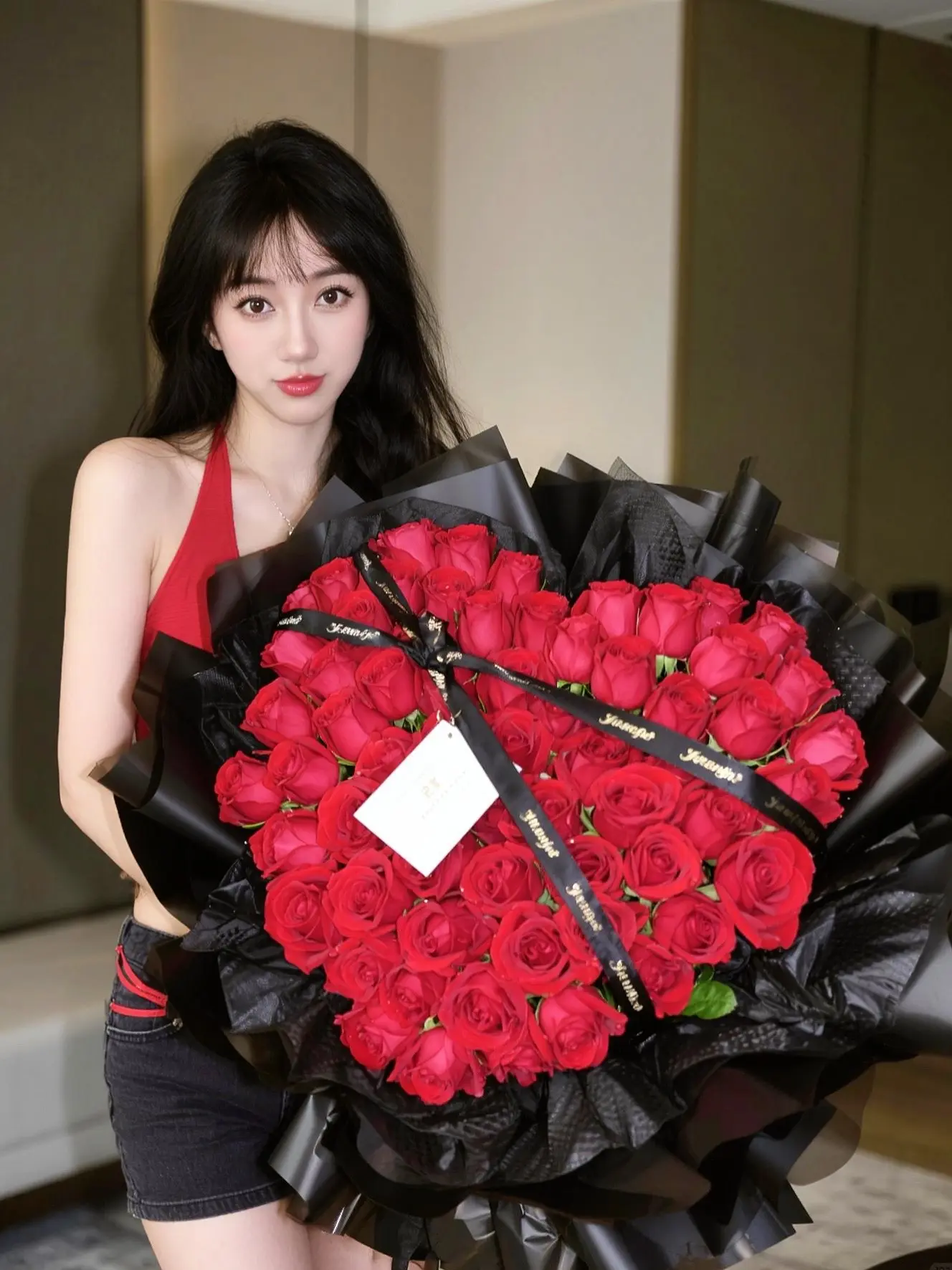 我随口一说，你放在心上，这叫浪漫。我随口一说，你做到了，我管这称之为爱...