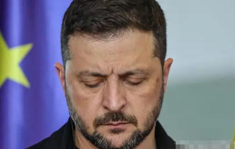 泽连斯基被迫低头，宣布一个前所未有重大决定

自知境况愈发不妙的乌克兰总统泽连斯