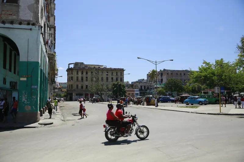 俄罗斯两艘油轮加紧时间施援古巴，解决古巴能源危机，一艘装载73万桶石油原油，一艘