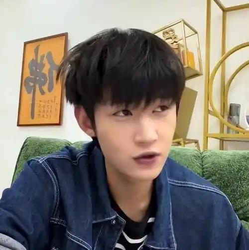 短剧男演员钟宇飞自曝，一部戏从十几场吻戏，硬生生加到六十多场。

加戏的人不是导