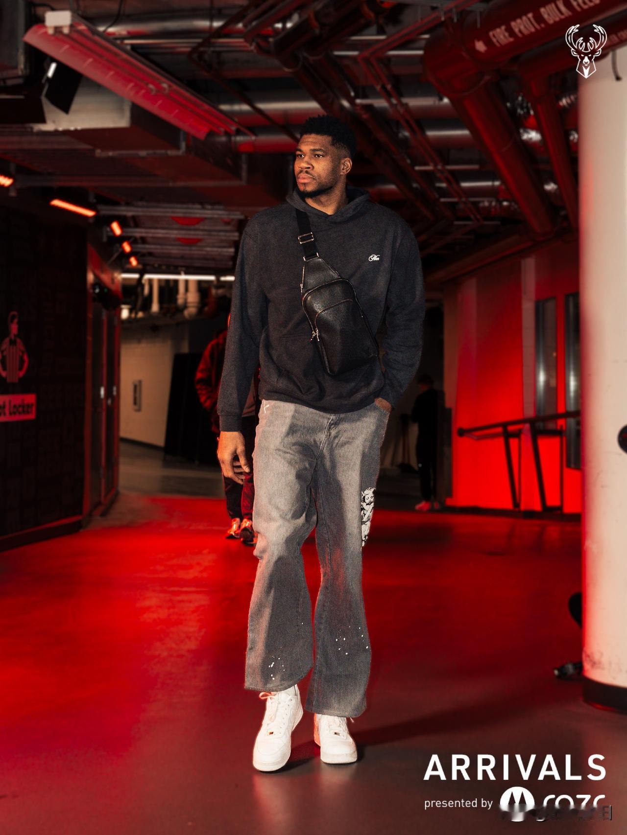 雄鹿官方发布字母抵达芝加哥联合中心的入场图，根据此前TA的雄鹿跟队记者埃里克·纳