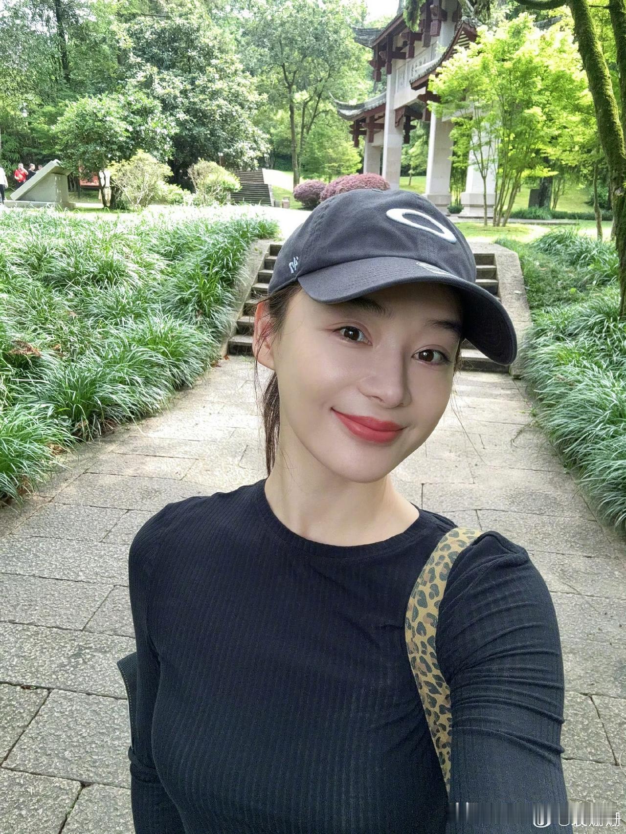 别人爬山赶打卡她进山“修仙”，袁姗姗武夷山寻一处石台静坐，主打一个沉浸式吸灵气
