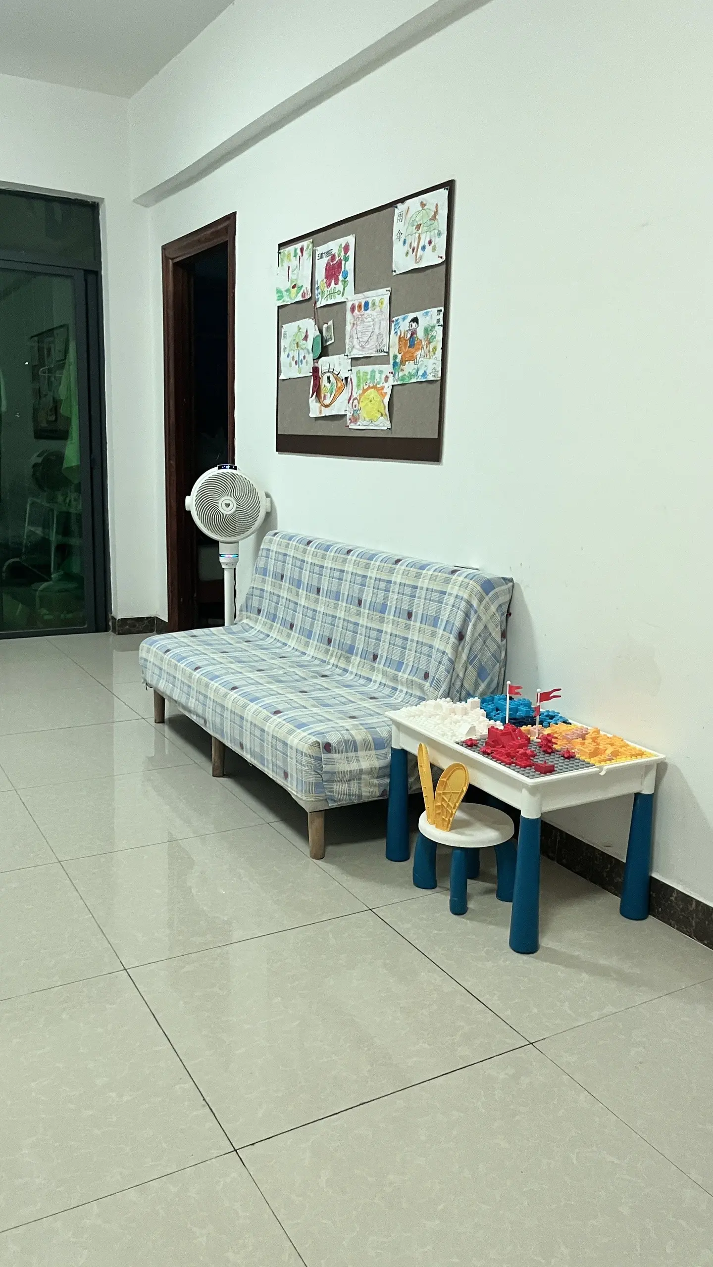 晚上一个人沉浸式打扫卫生。简直不要太解压，看着乱糟糟的屋子被自己收拾的...