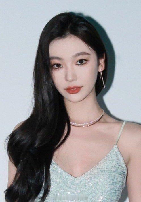 7年换4张脸的易梦玲，勇闯娱乐圈却输给了韩国版赵露思？ ​​​