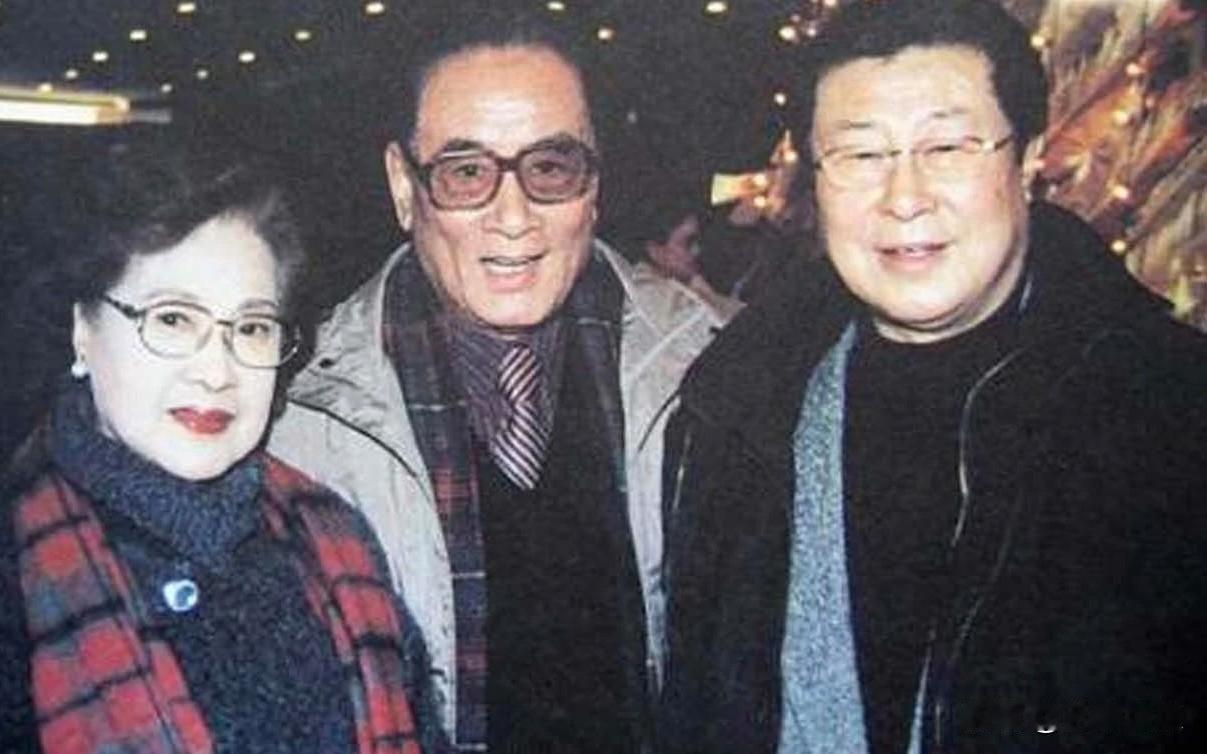 三位大家很熟悉的电影表演艺术家的合影，此时，他们都戴上了眼镜，显得儒雅端庄。