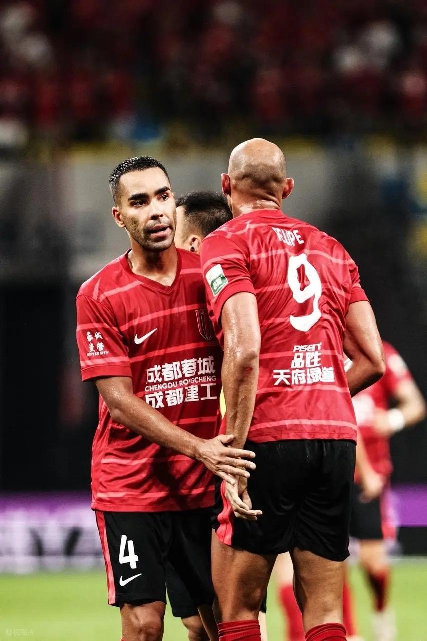 德尔加多明年何去何从？
昨天亚冠赛场上
德尔加多被换上又被换下
可见徐正源对其忍