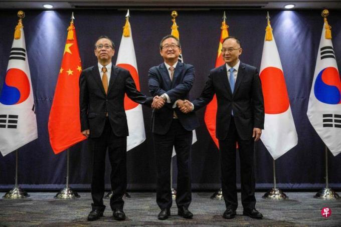 三国的高级外交官员9月26日在首尔开会后，韩国外交部说，三方同意尽早举行首脑会议