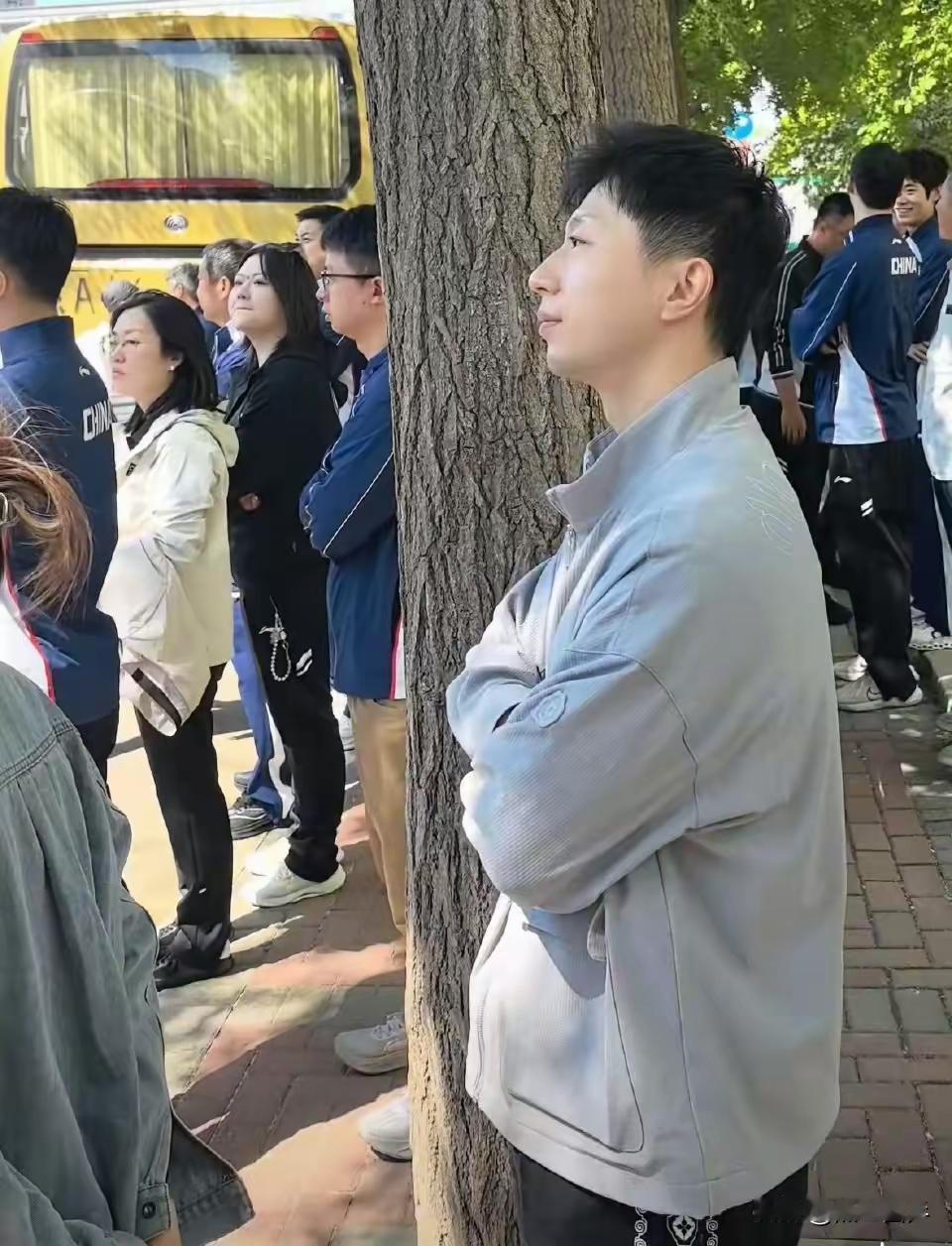 真的破防了！
看到龙队没有跟着大部队一起登上出征大巴，只是静静站在原地和队员挥手