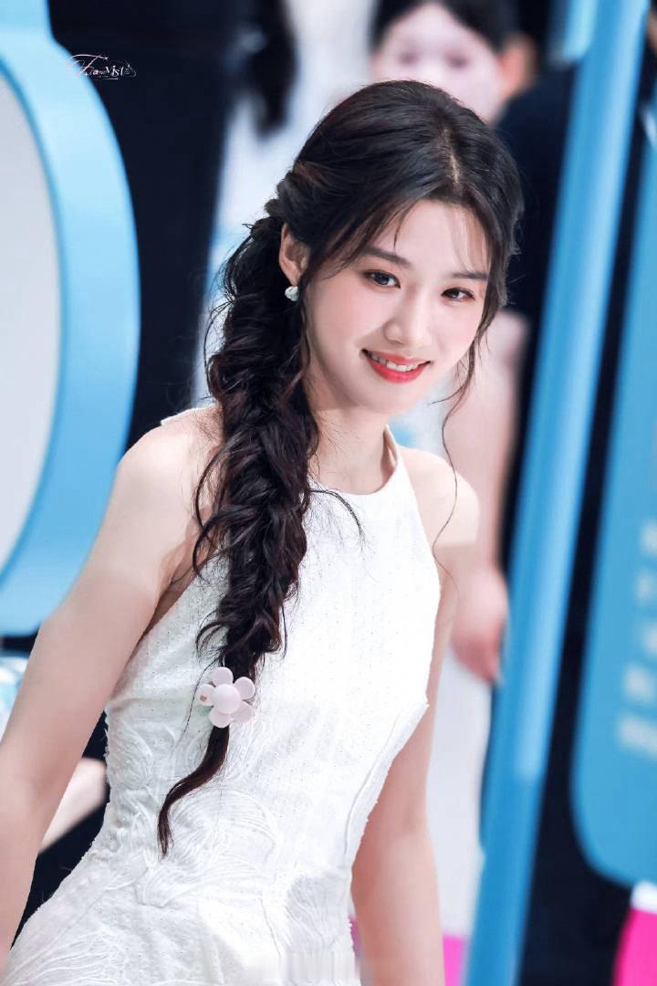 卢昱晓今天的线下活动被网友吐槽了…说耍大牌扰民不给进场