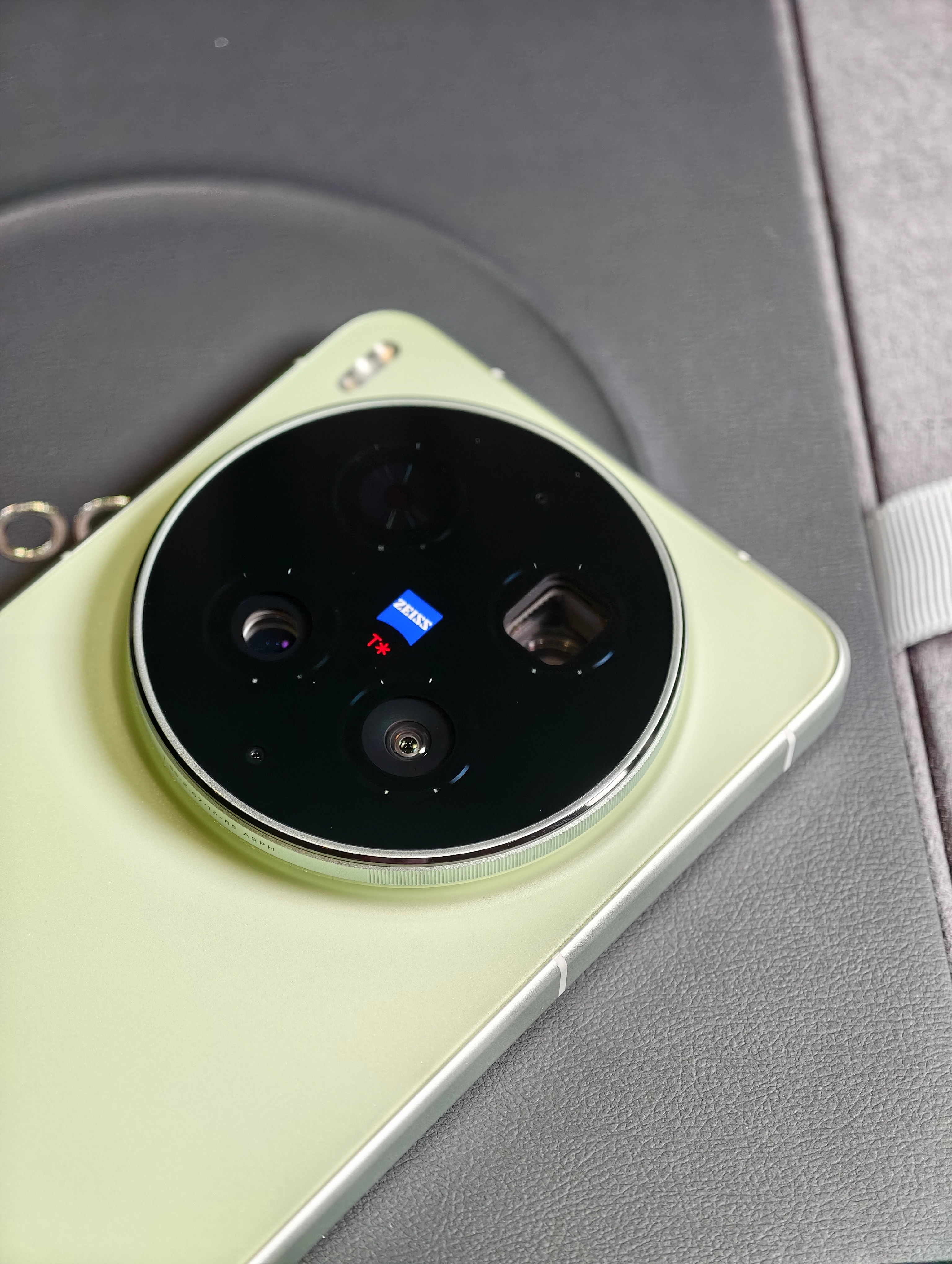 vivo X300 Ultra摄影师套装，给了两个增距镜，一大一小，还有一个摄影