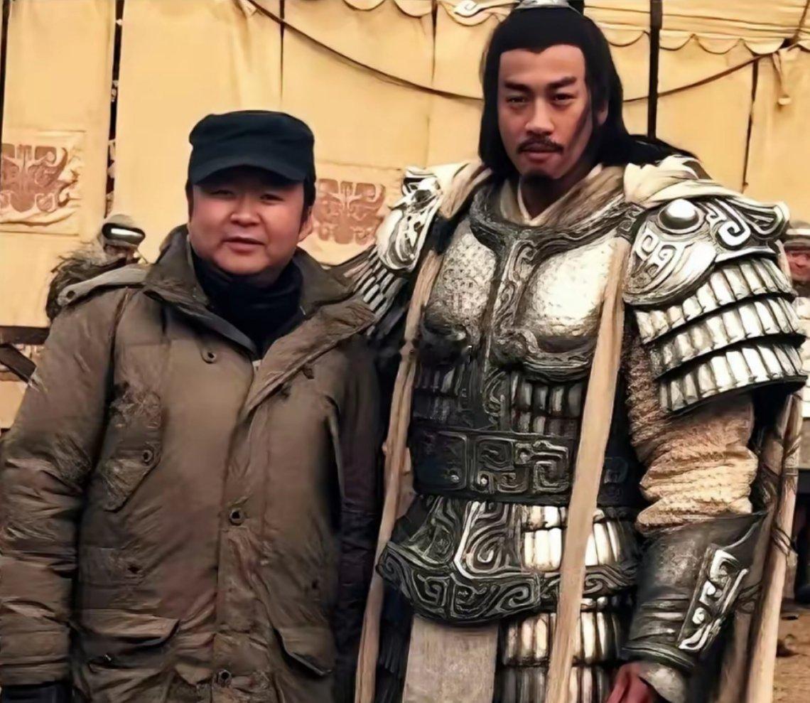 景区的才更像将军，何润东都略显逊色。 