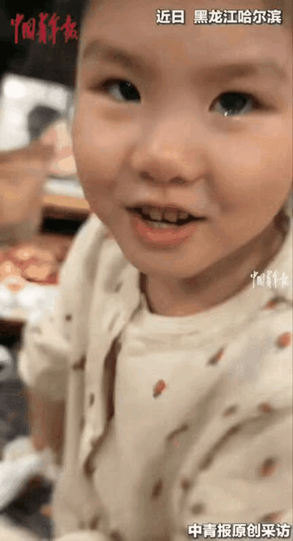 破大防了！外公去接孙女放学，顺手帮她整理了下书包，看见里面有个皱巴巴的纸团，以为