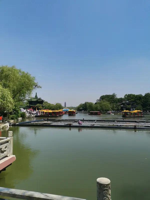 五一去扬州来场二日游，简直不要太爽！

第一天直奔瘦西湖，湖水碧波荡漾，沿岸杨柳