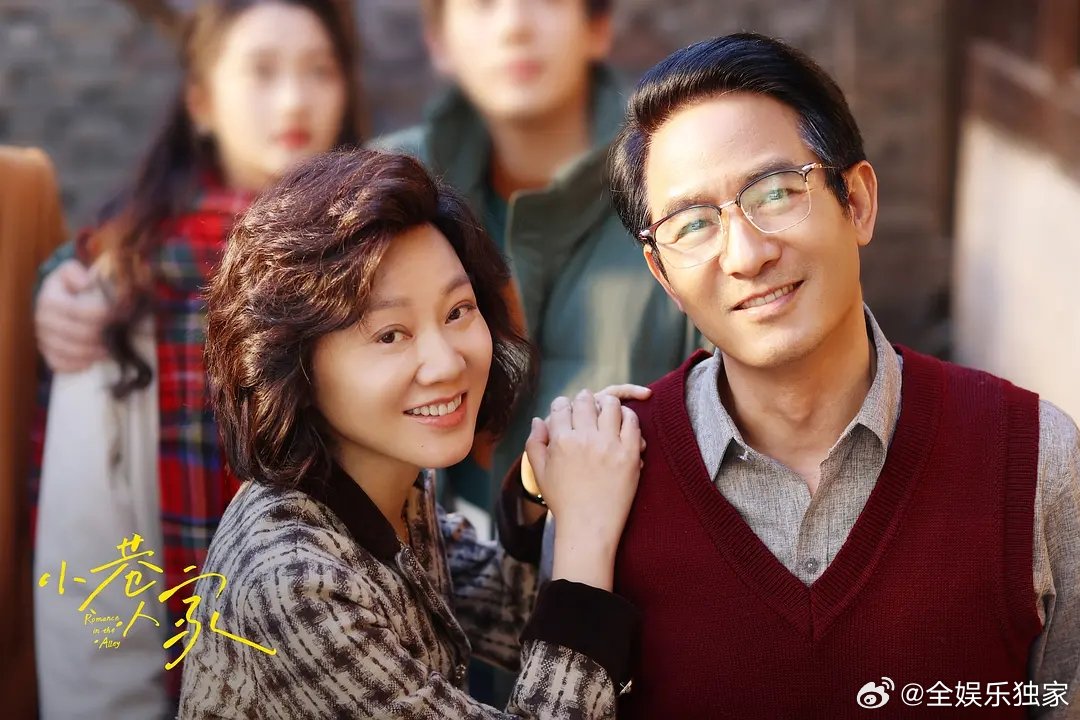 闫妮让郭晓东必须牵着她 救命！这互动真的不是现实夫妻吗？从剧里甜到红毯，热聊不停