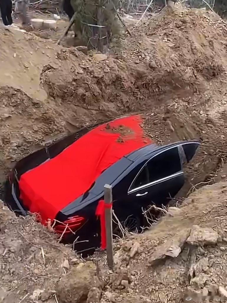 一辆辽K车牌奔驰被土葬这这这……有当地人说一下真的有这样的习俗吗，我现在过去挖还