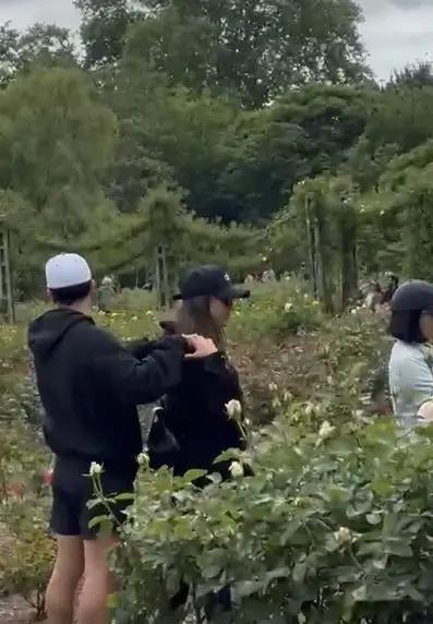 芭姐新恋情？！根据《太阳报》的报道，Jessica alba杰西卡阿尔芭被拍到和