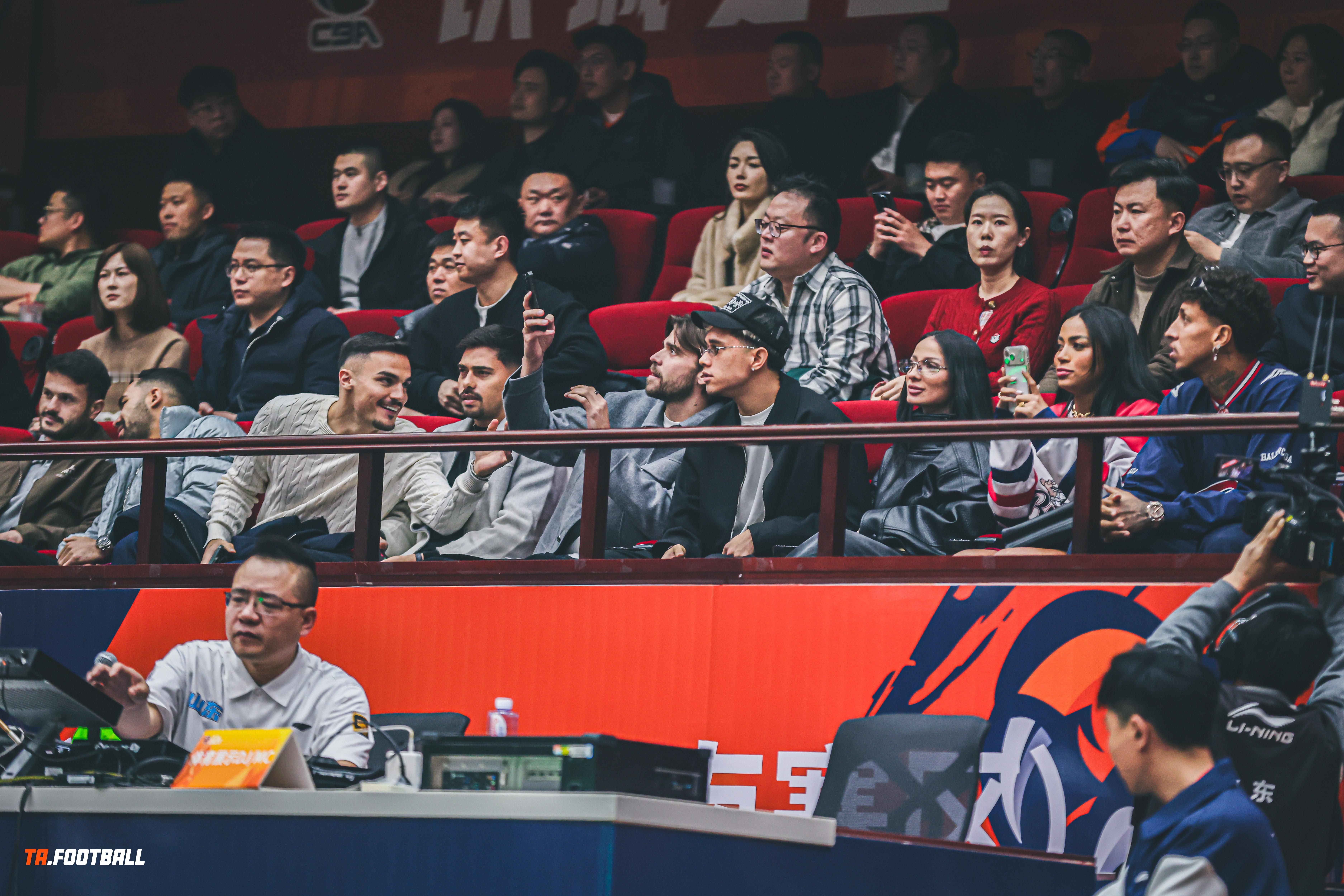 泽卡、卡扎、克雷桑、德尔加多、马德鲁加、李小恒、阿尔瓦罗现身山东高速篮球馆，为同