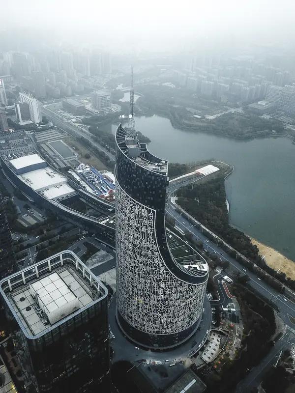 这几天合肥冷得猝不及防，从昨天下午就开始下雪，夜里越下越大，今早一看，外面全白了