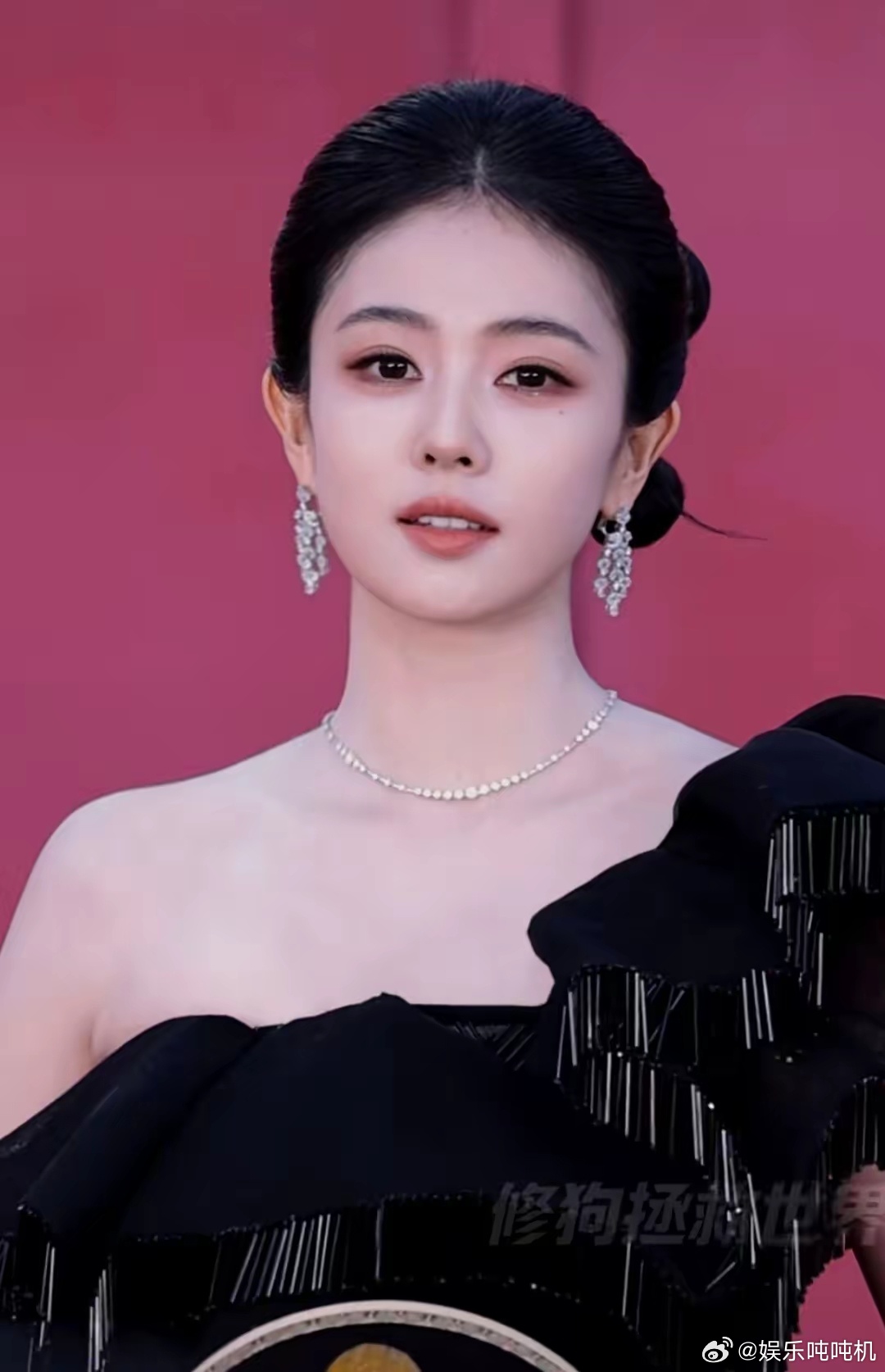 我能接受白鹿变胖了，也能接受白鹿一直单身，但是我实在理解不了，这个32岁的女人头
