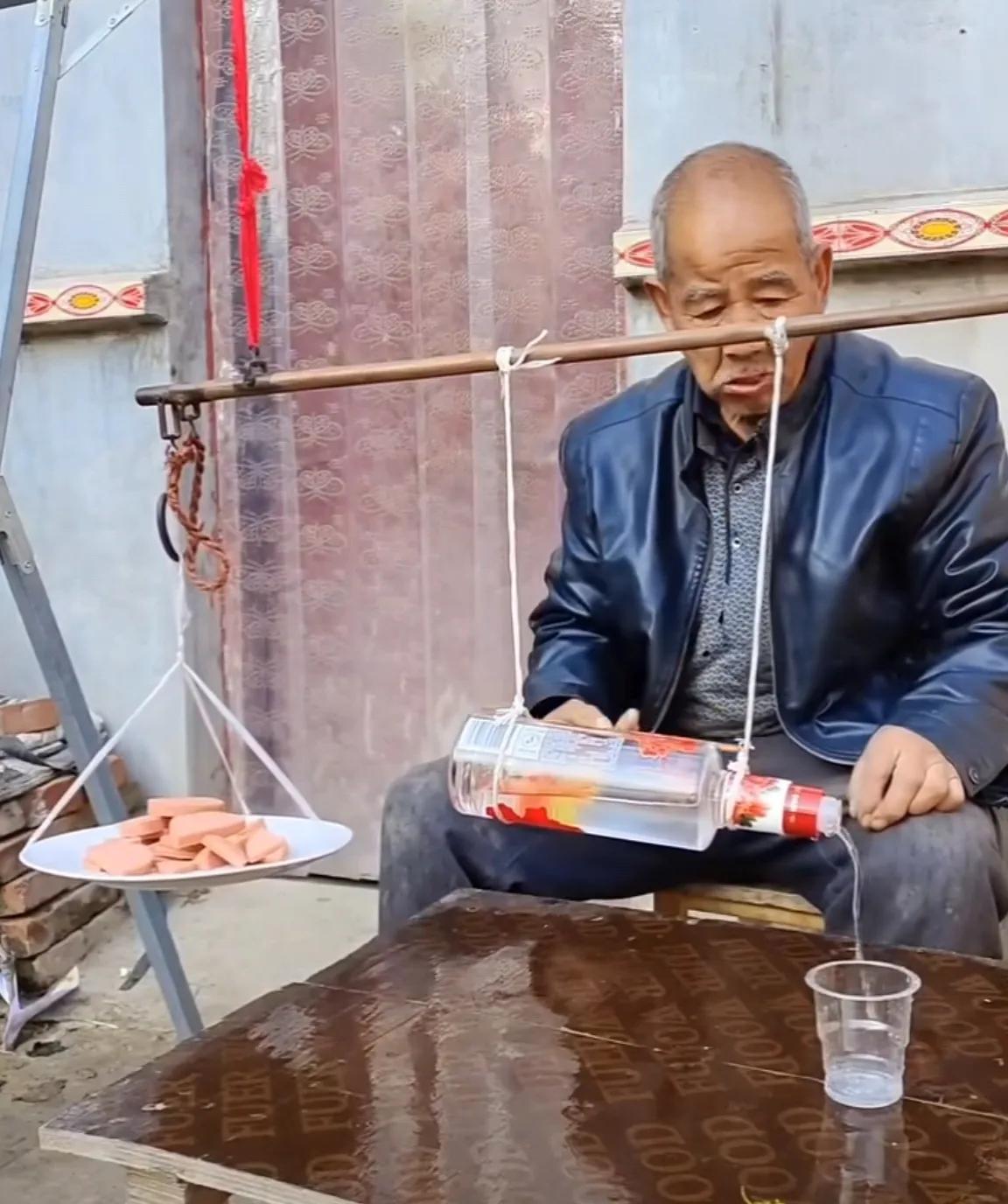 人生的平衡与滋味，平衡中的得与失！

看似滑稽的场景：老汉用一杆秤，一边是酒瓶，