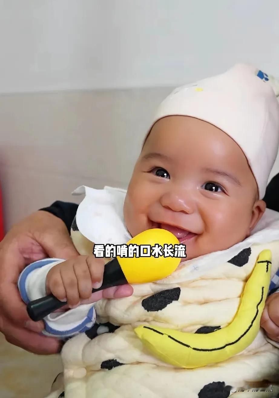 爷爷奶奶把小凯凯带的真干净，爷爷奶奶真是辛苦了[赞]。 
遗传这个东西真的是很奇