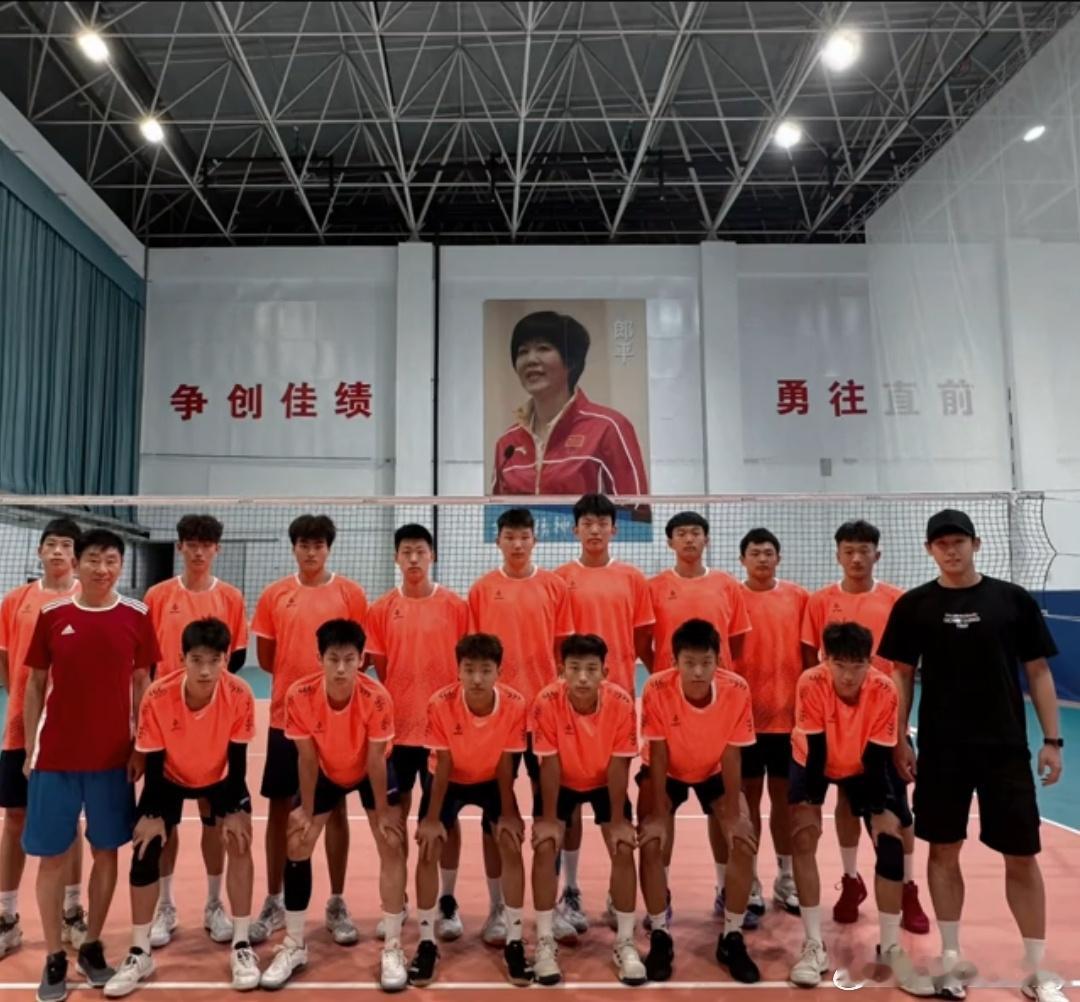 小韩老师去带山东U17男排了。看看后面是我们郎妈，除了你鞋看不上外，在哪里不是把