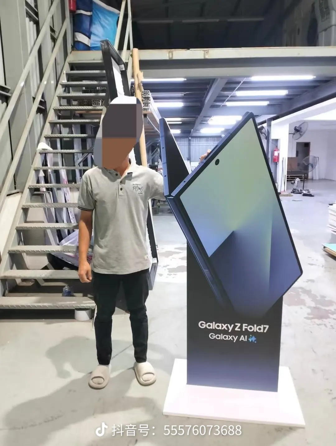 Galaxy Z Fold7 宣传物料已泄露这么薄，赶快剁手吧兄弟们[鼓掌] ​